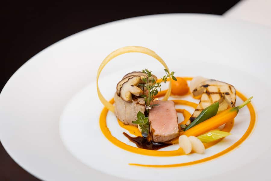 21.08.2025, Bubikon ZH, Gasthaus Löwen, Gericht; Kalbsfilet, Steinpilze, Süsskartoffel-Crèmeux (photo by Remy Steiner for Gault Millau)