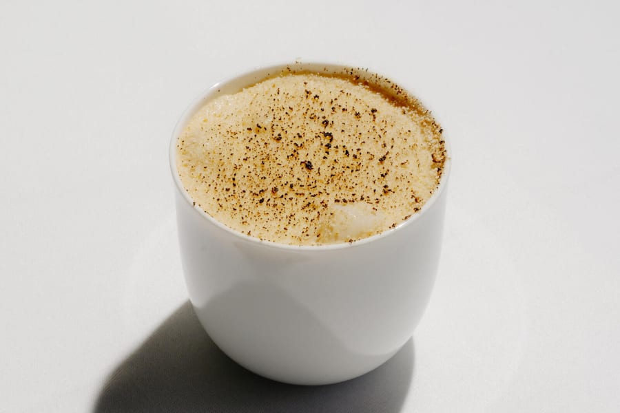 GaultMillau Garden Party 2025: Kartoffel-Cappuccino «en trompe-l'Åil» mit geröstetem Brot aus dem Siphon von Danny Khezzar (Bayview) Garden Party Gerichte 2025