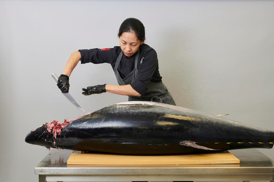 Keine Angst vor grossen Tunas: Japanese Chef Janet Lopez. Ihre Sushi & Sashimi sind erstklassig.
