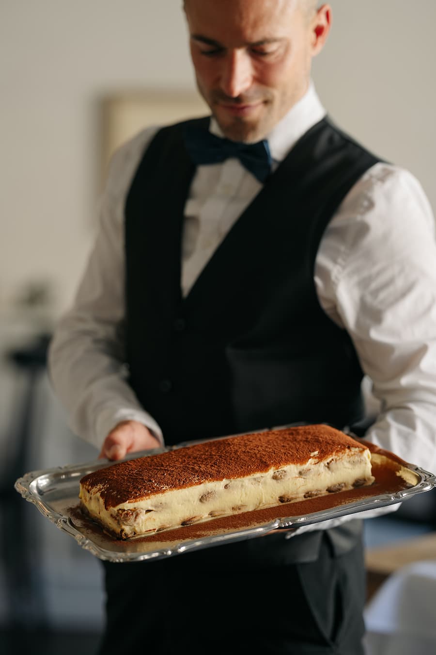 Gastgeber Lukas Hlavatovic mit hausgemachtem Tiramisu - Lorenzini Bern -Bindella - 13. August 2025 - Copyright Olivia Pulver