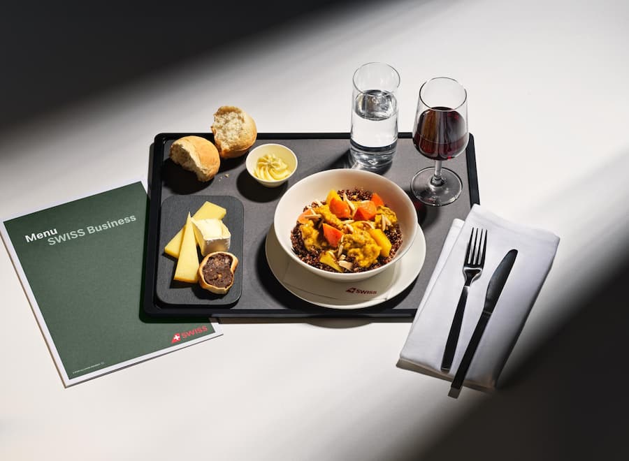 Maispoularden-Ragout mit gerösteten Mandeln, rotes Quinoa, Karotten mit Anis, By Tanja Grandits.