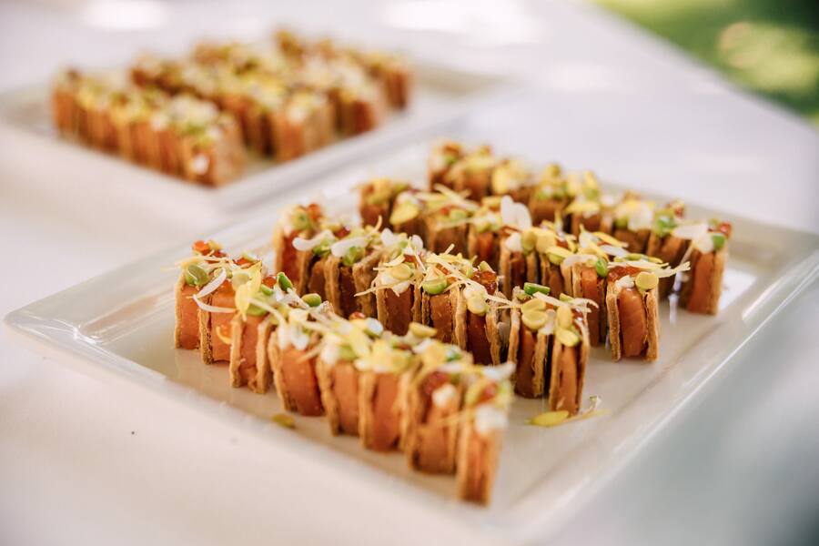 Martin Göschel: Tartelettes mit Eigelb, Sommertrüffel und Maggiapfeffer sowie Millefeuilles mit geräucherter Forelle und Erbsen.