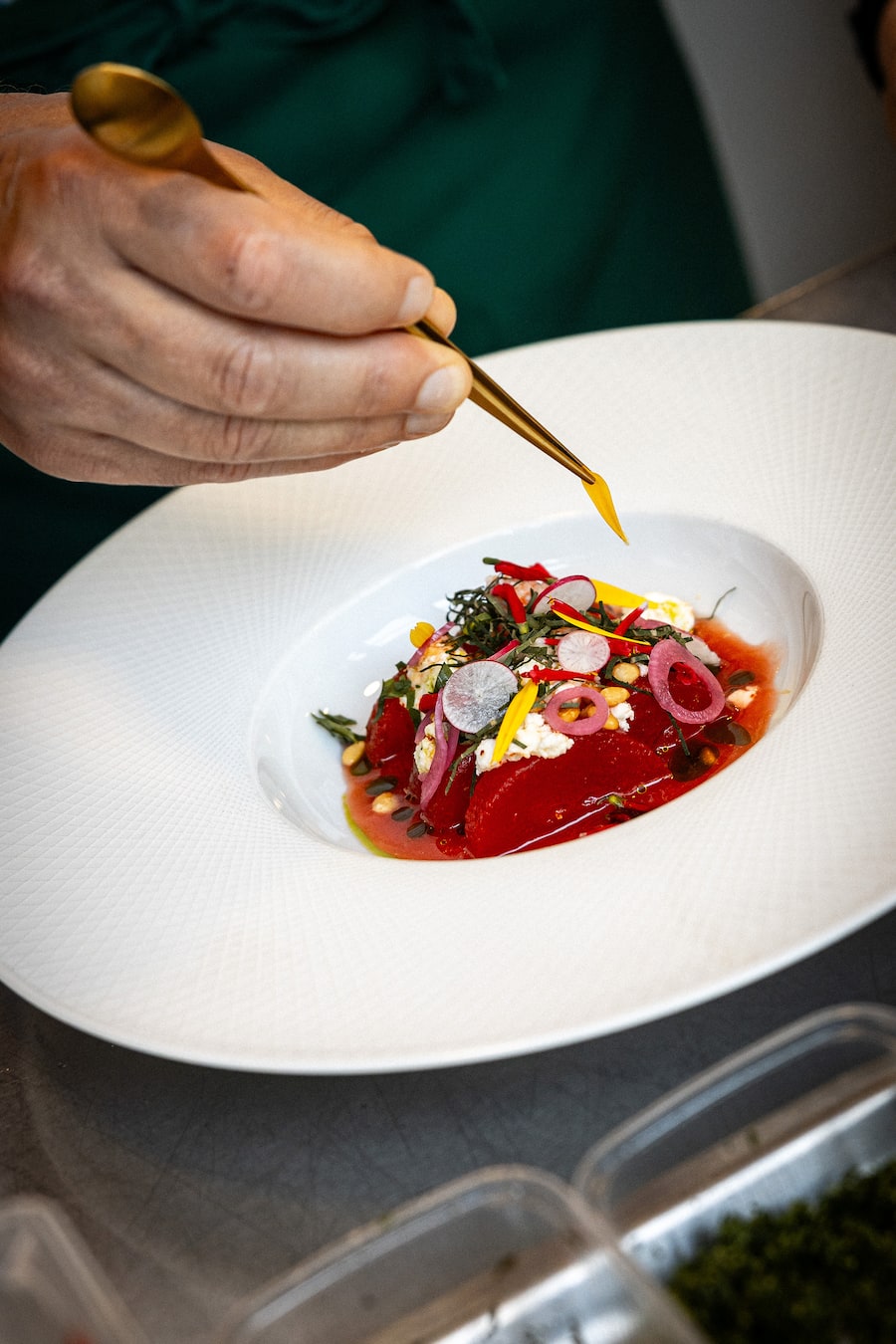 15.08.2025, Meggen LU, Restaurant Balm, Gericht; Marinierte Wassermelone, Estragon, Wildkräuter, Feta (photo by Remy Steiner for Gault Millau)