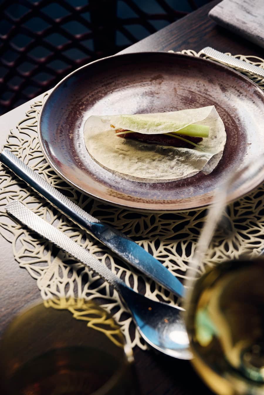 Gericht: Peking Duck von Luma mit knuspriger Haut in asiatischer Crêpe, Peking-Duck-Sauce, Gurke, weisser Lauch Mike Wehrle und die Luma-Produkte, Bürgenstock, LU