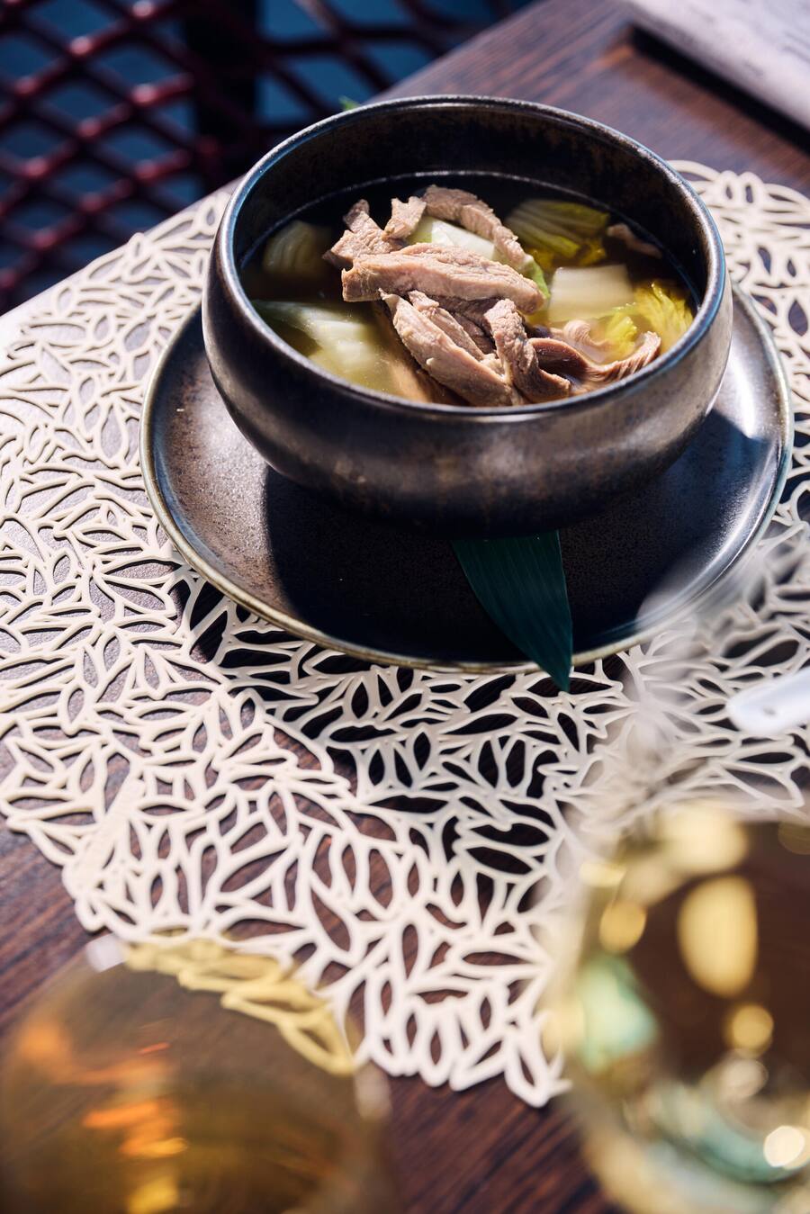 Gericht: Peking Duck von Luma mit knuspriger Haut in asiatischer Crêpe, Peking-Duck-Sauce, Gurke, weisser Lauch Mike Wehrle und die Luma-Produkte, Bürgenstock, LU