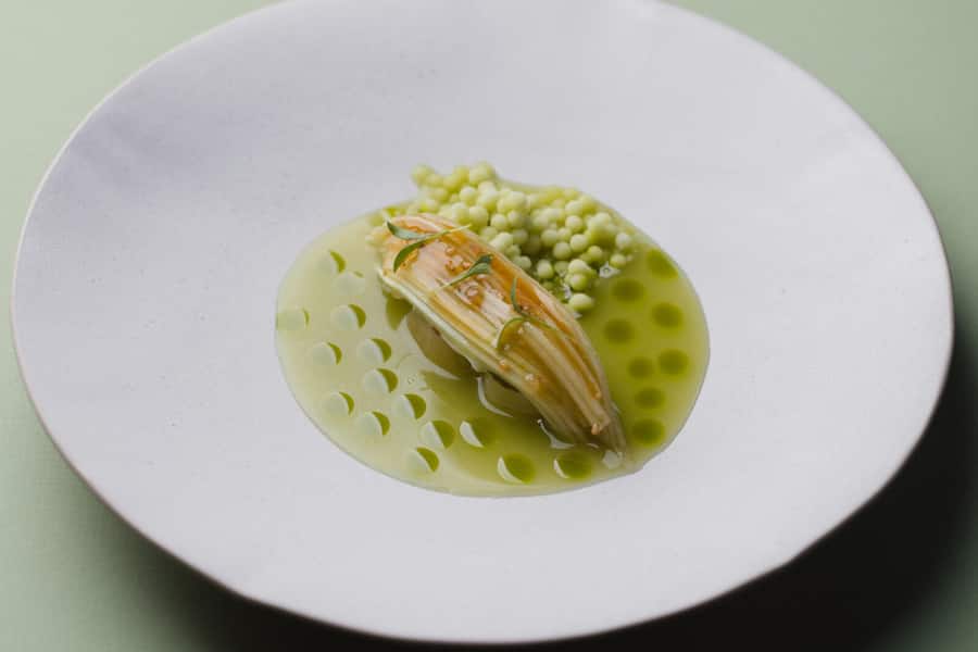 Gericht:Â confierte Nostranogurke mit Galgant, Lauch und Kalamansi.