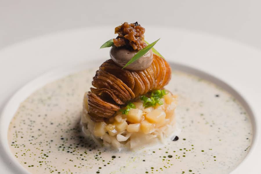 Kartoffel mit Wow-Effekt: Als Begleitung gibt es Kabissalat, Röstzwiebeln, Schnittlauch und Parmesan-Beurre-Blanc.