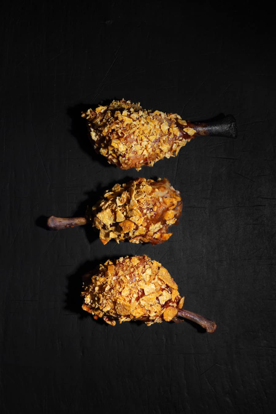 Ribelmais Pouletbein Lollypop mit Crunch, Boeniger tranchiert, Tapaskurs mit Green Egg Grill, fotografiert am 27. August 2025 im Degustibus Mels GmbH, Copyright: Simone Lombard