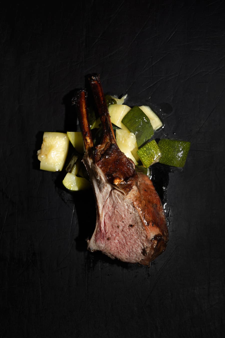 Geräuchertes Engadiner Lammrack mit gegrillter Zucchini, Boeniger tranchiert, Tapaskurs mit Green Egg Grill, fotografiert am 27. August 2025 im Degustibus Mels GmbH, Copyright: Simone Lombard