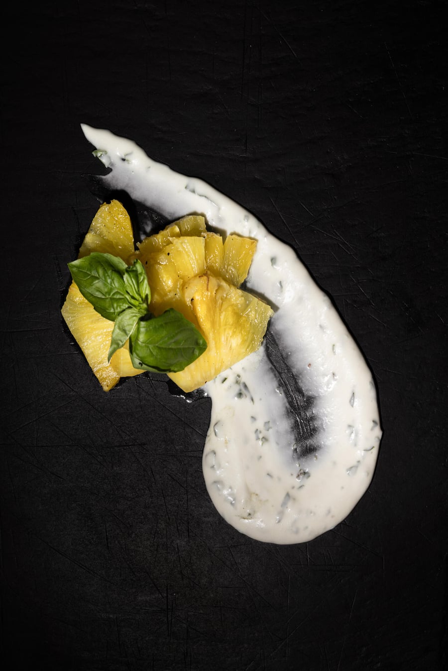 Gebrannte Ananas Caveman Style mit Kokoscréme, Boeniger tranchiert, Tapaskurs mit Green Egg Grill, fotografiert am 27. August 2025 im Degustibus Mels GmbH, Copyright: Simone Lombard