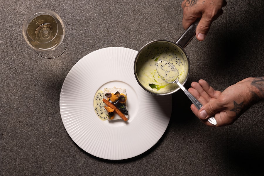 Ein Gericht von Koch Bernd Fabian aus Steinbutt mit Kaviar-Beurre-Blanc, Oonakaviar und Suesskartoffeln, Champagner Laurent-Perrier Héritage dazu, 13. August 2025, Hotel Chasa Montana Samnaun, Copyright: Simone Lombard