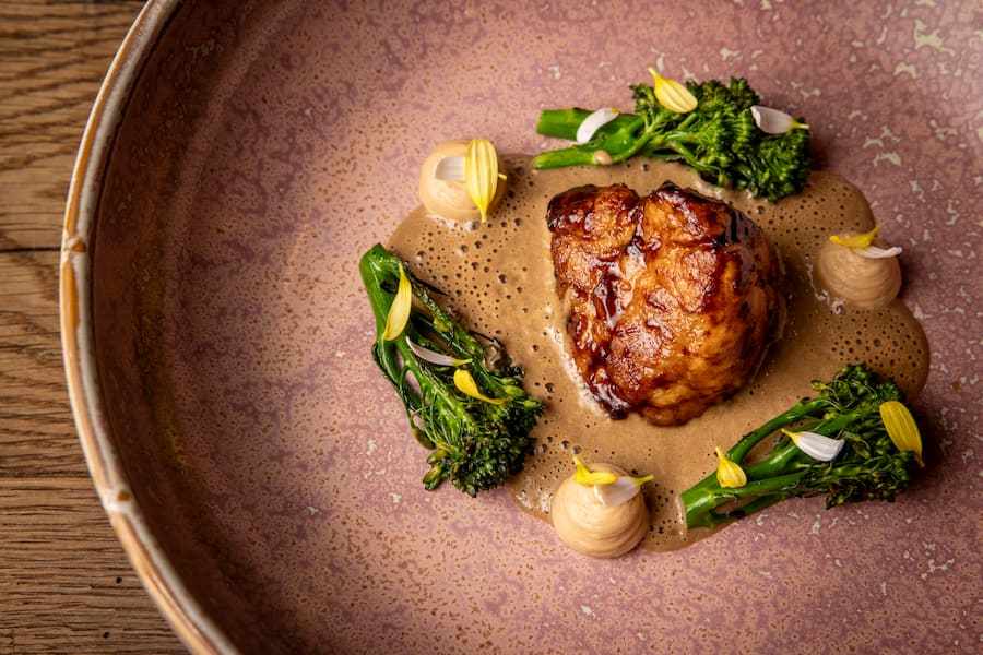 Bergwelt Grindelwald Urs Gschwend. Milke mit Bimi, Zwiebel und Haselnuss. Aufgenommen im August 2024 ©David Birri