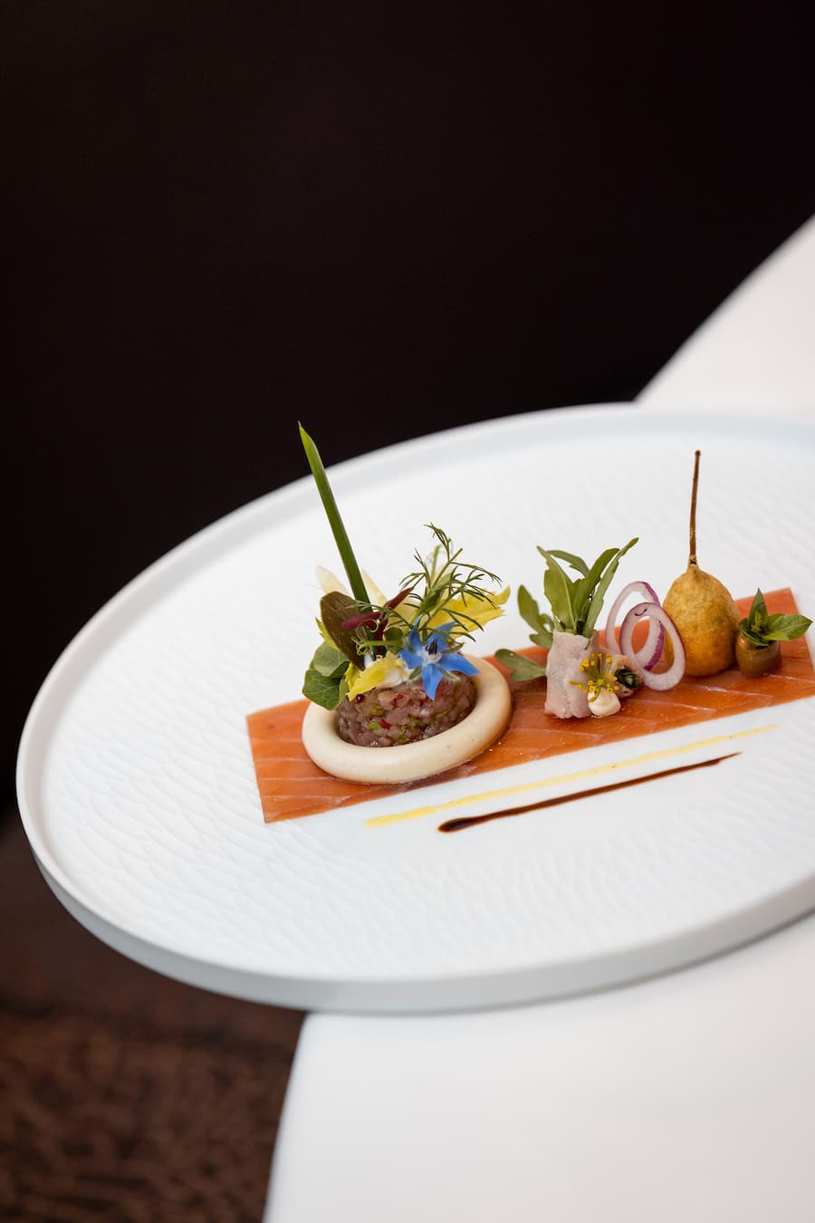 21.08.2025, Bubikon ZH, Gasthaus Löwen, Gericht; Vitello Tonnato ZweiNull25: Sashimi-Tuna, Kalbsfilet-Tartare, Kapern-Beignets (photo by Remy Steiner for Gault Millau)