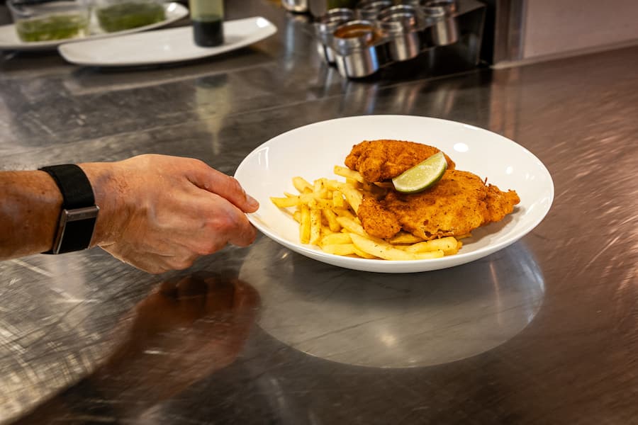 15.08.2025, Meggen LU, Restaurant Balm, Gericht; Wienerschnitzel vom Kräuterschwein, Pommes Frites (photo by Remy Steiner for Gault Millau)