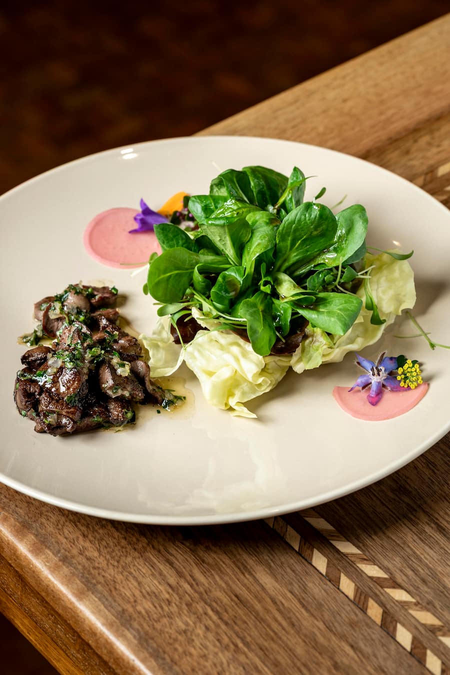 Restaurant Adler Muotathal, Salatstrauss mit Murmeltierleberli und Nierli