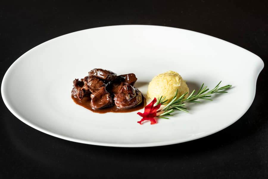 Restaurant Adler Muotathal, Hirschpfeffer mit Rosmarinpolenta