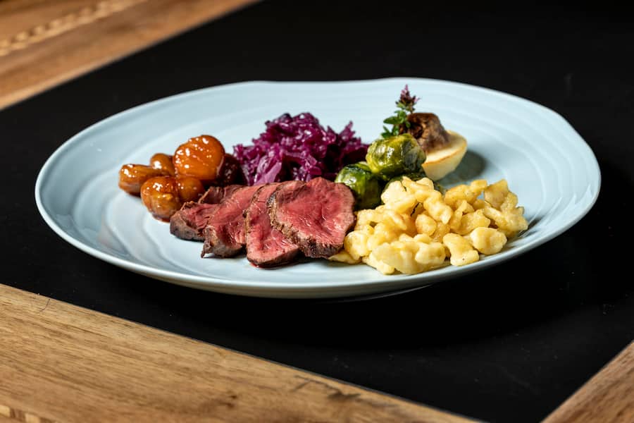 Restaurant Adler Muotathal, Steinbockrücken mitRotkraut, Rosenkohl, Marroni, Spätzli, gefüllter Apfel mit Haselnüssen, Wildrahmsauce