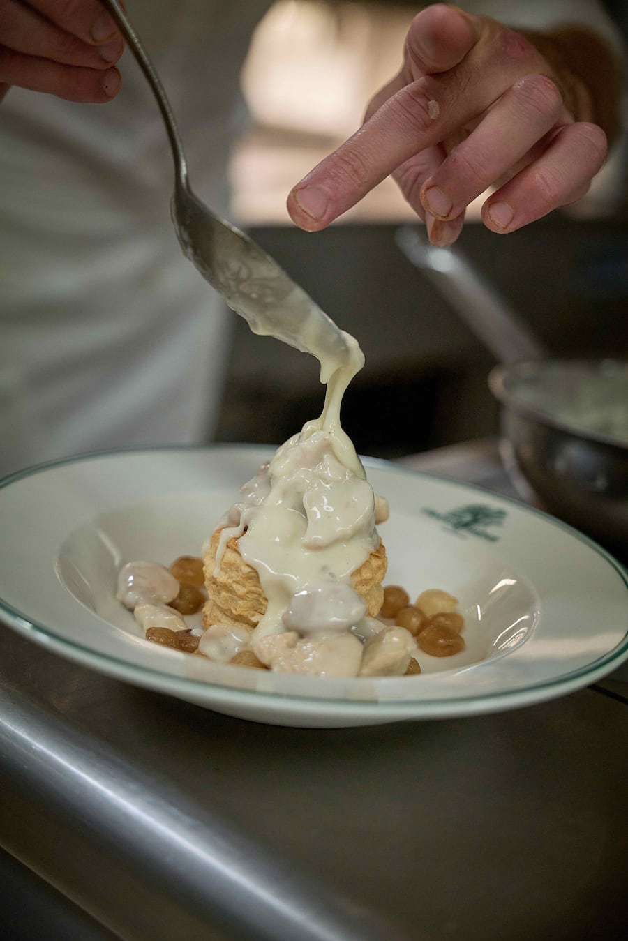 Lausanne, le 25 septembre 2025, Brasserie du Grand Chêne, ou le chef Sommelier Pierre Marie met 30 référence de chasselas en cru au verre , lors de ce lancement un menu dégustation a été proposé par le chef Guillaume Soares, avec une déclinaison dâhuitres et produits de la mer, ainsi quâun vol au vent de ris de veau au ceps, un plateau de fromage et un baba au Rhum pour le dessert © sedrik nemeth
