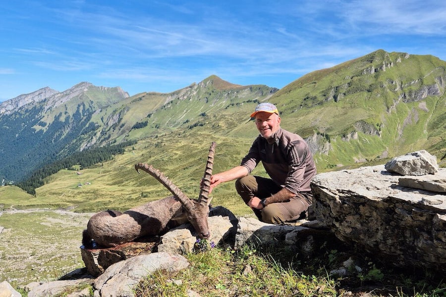 Armin Späni auf Steinbock Jagd im Sihltal unterhalb der Chläbdächer auf Gemeindegebiet Unteriberg, SZ