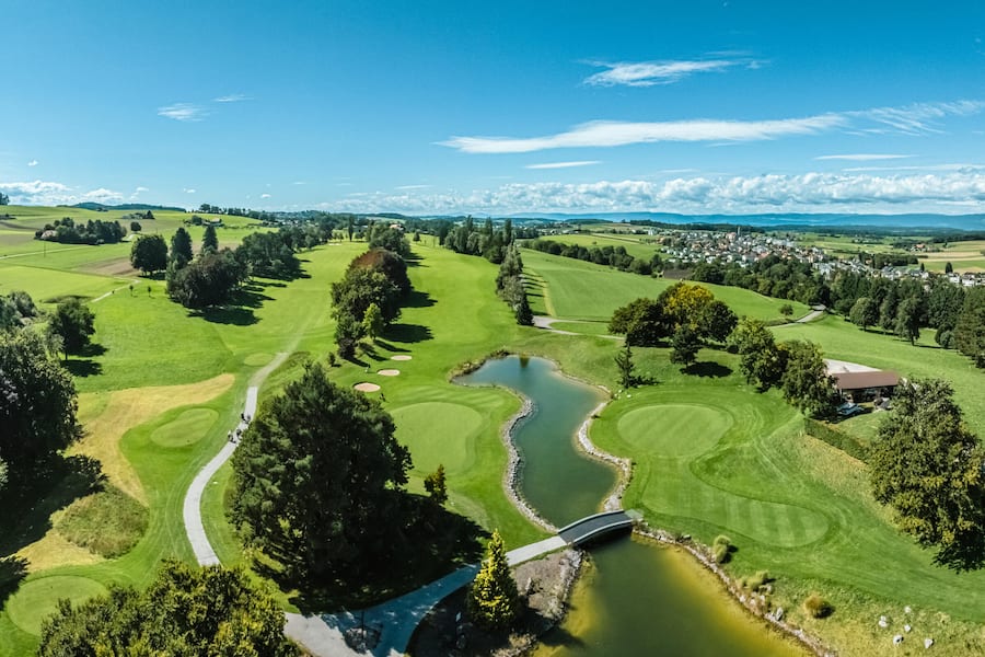 ASGI-Veranstaltung «Les Chefs» im Golfclub Blumisberg. Sechs Chefs (mit Lieblingswinzer) kochen für 112 Golfer. DROHNEAUFNAHME Fotografiert am 14.09.2025