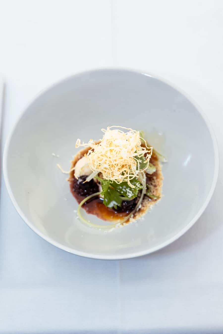 ASGI-Veranstaltung «Les Chefs» im Golfclub Blumisberg. Sechs Chefs (mit Lieblingswinzer) kochen für 112 Golfer. GERICHT: BERGSELLERIE MIT FERMENTIERTEN BROMBEEREN, SCHABZIGER (RETO LAMPART) Fotografiert am 14.09.2025