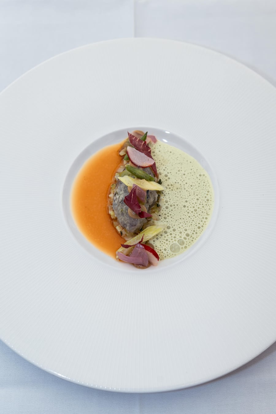 ASGI-Veranstaltung «Les Chefs» im Golfclub Blumisberg. Sechs Chefs (mit Lieblingswinzer) kochen für 112 Golfer. GERICHT: CISELE DES CREVETTES BLEUES SUISSE EN CONSOMME DE CITRON NOIR ET AGASTACHE (ROMAIN DERCILE) Fotografiert am 14.09.2025