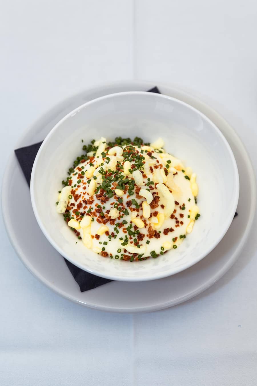 ASGI-Veranstaltung «Les Chefs» im Golfclub Blumisberg. Sechs Chefs (mit Lieblingswinzer) kochen für 112 Golfer. GERICHT: RINDSTARTAR MIT POCHIERTER EIGELBCREME UND WARMER KARTOFFELSCHAUM (ANTONIO COLLAIANI) Fotografiert am 14.09.2025