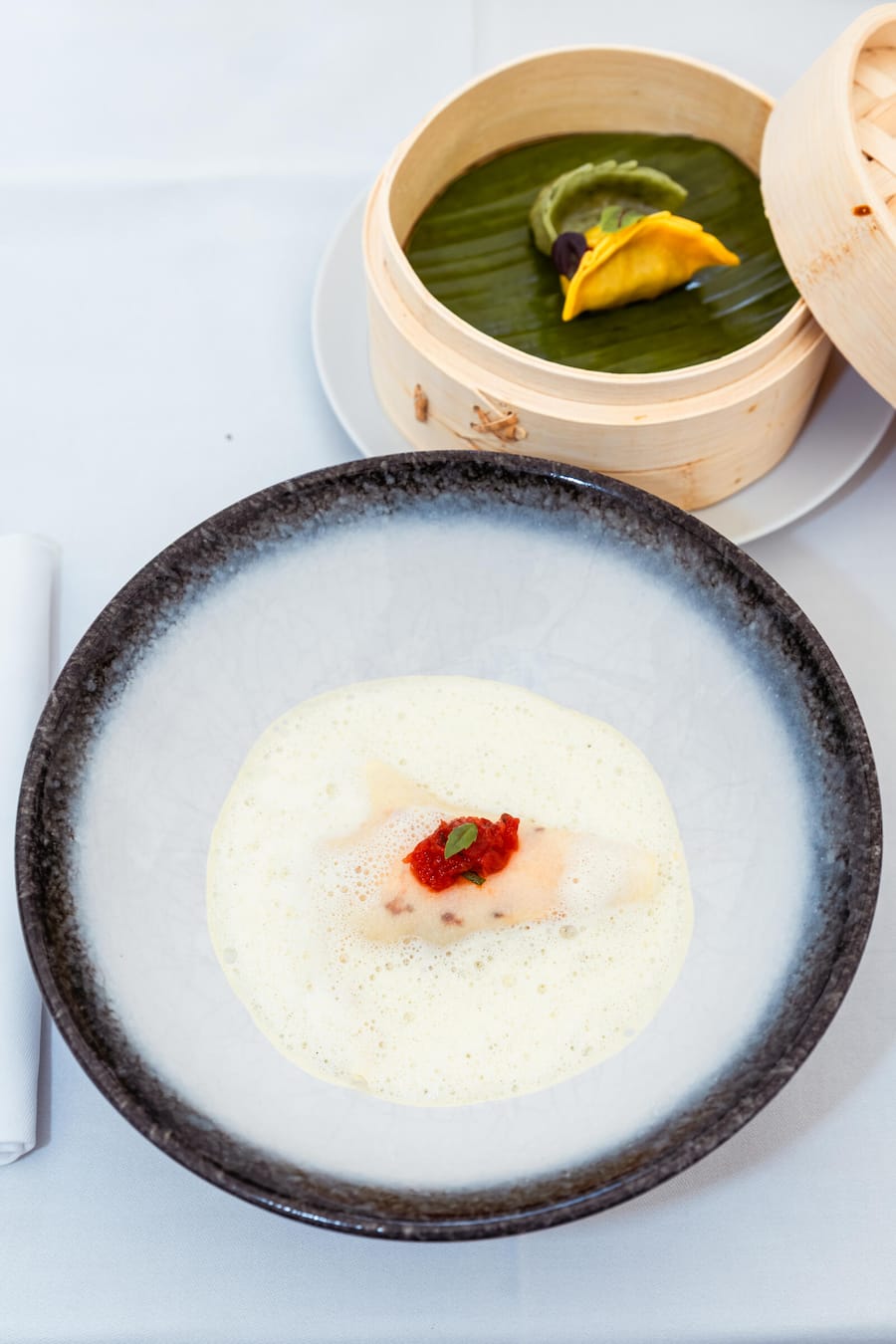 ASGI-Veranstaltung «Les Chefs» im Golfclub Blumisberg. Sechs Chefs (mit Lieblingswinzer) kochen für 112 Golfer. GERICHT: UNE RAVIOLE OUVERTE DE LANGOUSTINES, TOMATES ET BASILIC (KAIICHI ARIMOTO ) Fotografiert am 14.09.2025