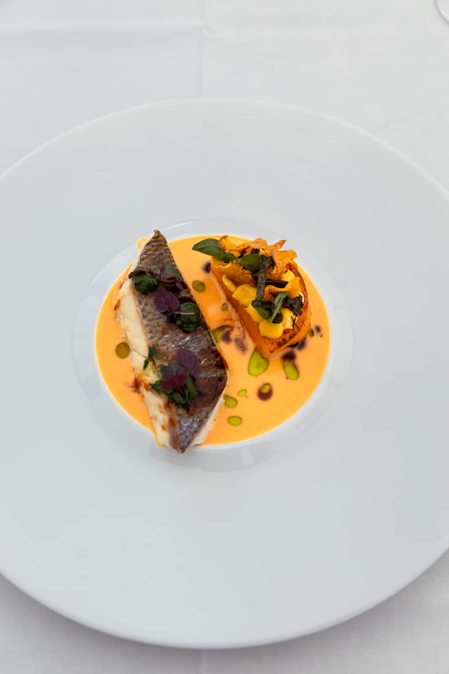 ASGI-Veranstaltung «Les Chefs» im Golfclub Blumisberg. Sechs Chefs (mit Lieblingswinzer) kochen für 112 Golfer. GERICHT: DORADE, BUTTERNUT, TETRAGONE (FABIEN FOARE) Fotografiert am 14.09.2025