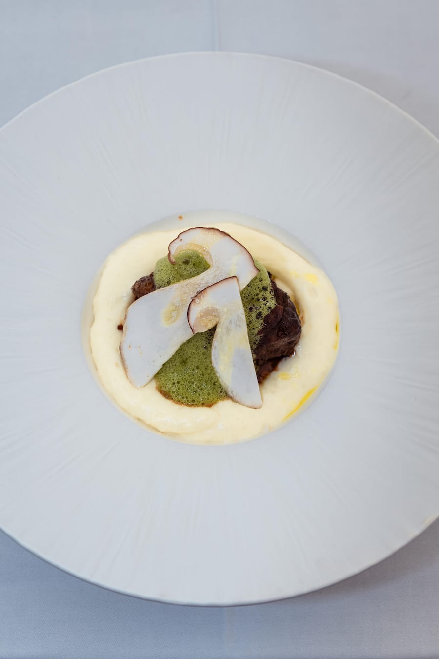 ASGI-Veranstaltung «Les Chefs» im Golfclub Blumisberg. Sechs Chefs (mit Lieblingswinzer) kochen für 112 Golfer. GERICHT: JOUE DE BOEUF AU VIN ROUGE, TARTELETTE DE CHAMPIGNONS, MOUSSE LEGERE DE POMMES DE TERRE (MATHIEU BRUNO) Fotografiert am 14.09.2025