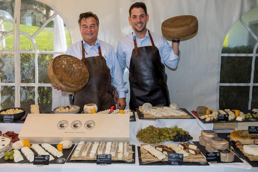 ASGI-Veranstaltung «Les Chefs» im Golfclub Blumisberg. Sechs Chefs (mit Lieblingswinzer) kochen für 112 Golfer. KÃSEBUFFET VON PIERRE-ALAIN STERCHI UND SOHN LOAN STERCHI Fotografiert am 14.09.2025