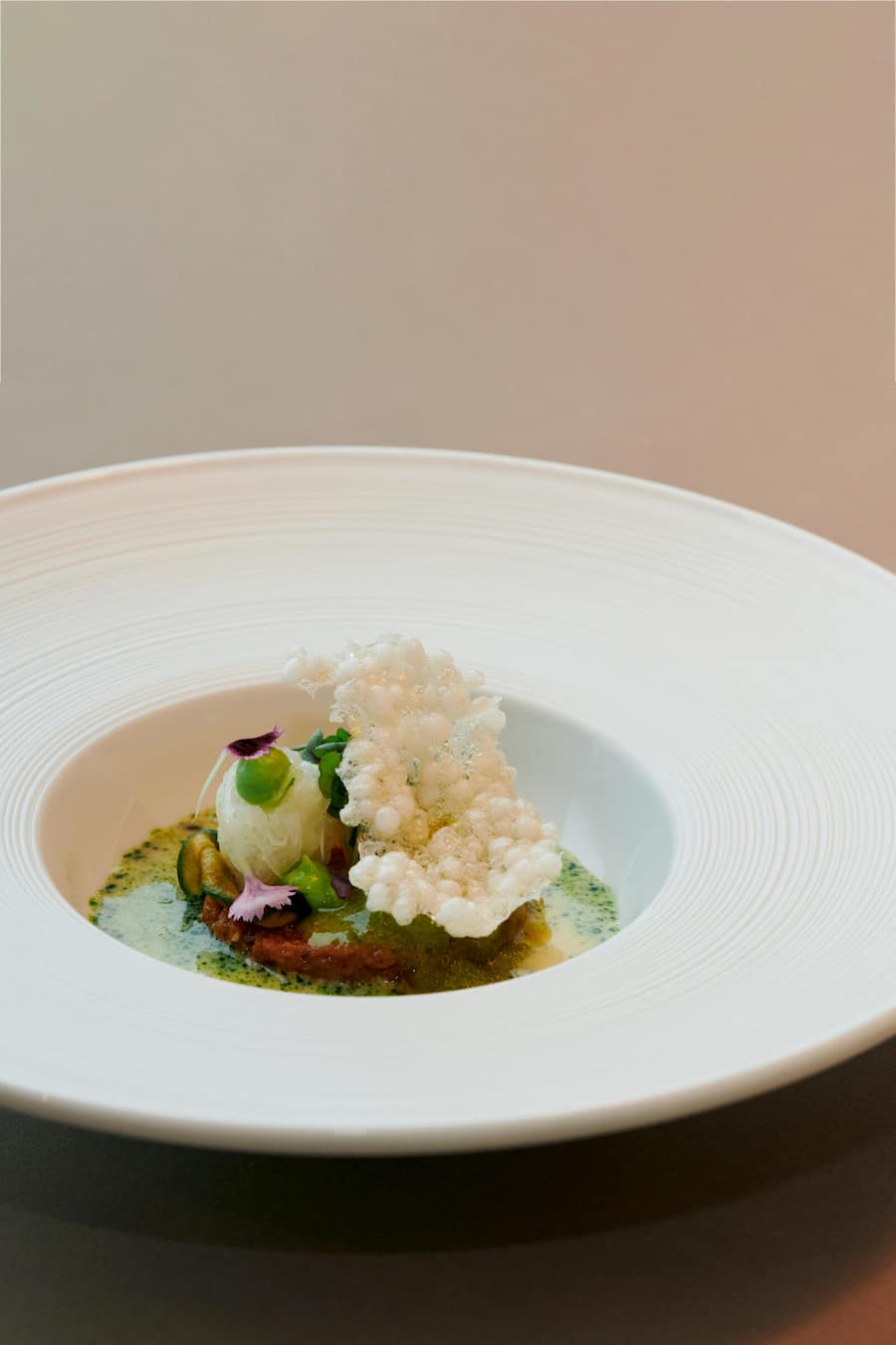 Auberginentatar, Gurkensorbet, gepickeltes und fermentiertes Gemüse, Fermentations-Beure-Blanc.