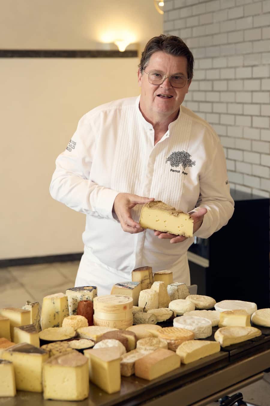 Auf Pierrot Ayers Käsewagen: fünf Gruyères und Vacherin Fribourgeois von drei Anbietern.