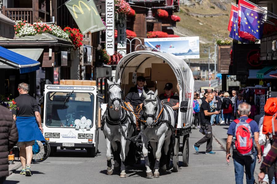 ZERMATT, 20.09.2019 - *AUTO-EXTRA* - Fortbewegungsmittel im Autofreien Zermatt. Da die Bahnhofstrasse in Zermatt ab 12Uhr fuer den Verkehr gesperrt ist, hat die Alpin Cargo AG nun eine Postkutsche mit welcher Pakete ausgetragen werden. PHOTO BY PASCAL MORA