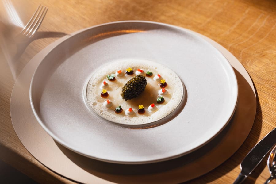 Gericht: Kingfish-Carpaccio mit N25 Kaluga Kaviar, 5-jähriger Sojasauce & Poulet Dashi Beurre Blanc Aux Trois Amis, Schernelz Ligerz, BE