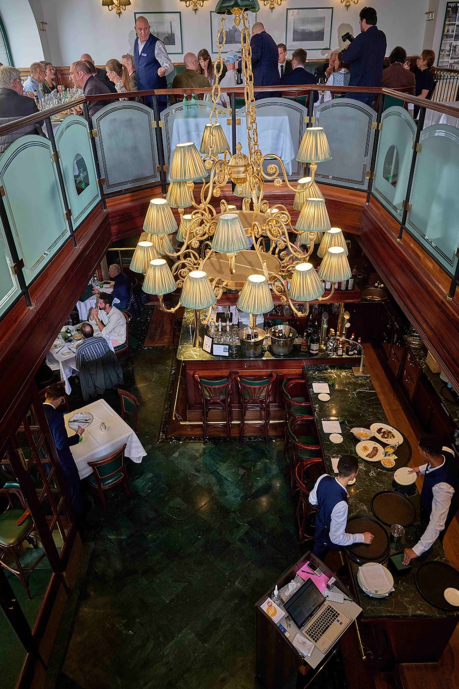 Lausanne, le 25 septembre 2025, Brasserie du Grand Chêne, ou le chef Sommelier Pierre Marie met 30 référence de chasselas en cru au verre , lors de ce lancement un menu dégustation a été proposé par le chef Guillaume Soares, avec une déclinaison dâhuitres et produits de la mer, ainsi quâun vol au vent de ris de veau au ceps, un plateau de fromage et un baba au Rhum pour le dessert © sedrik nemeth