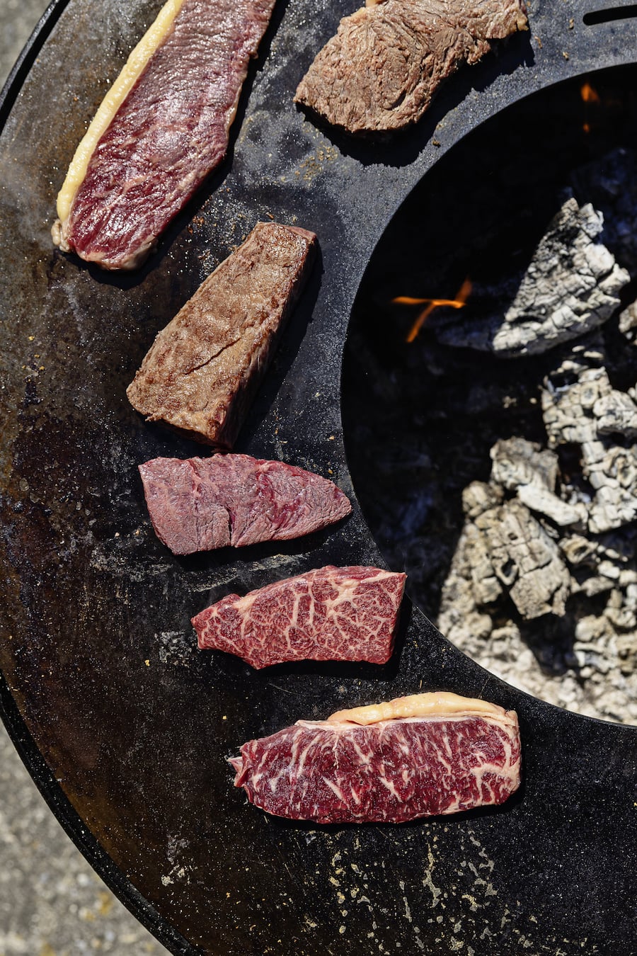 Bemerkenswert ist schöne Marmorierung des Wagyu-Rindfleisches.