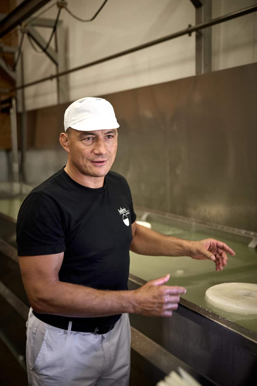 Benoît Kolly zeigt, wie er seinen Käse mehrere Stunden lang in Salzlake badet.