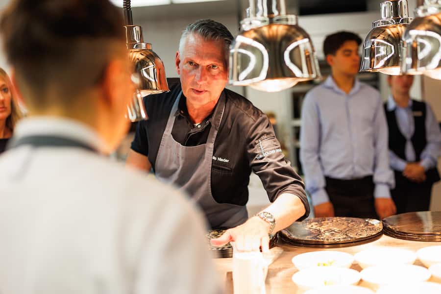 Bewundernswert! Heiko Nieder kochte jeden Abend mit einem anderen Dreisterne-Koch zusammen, und das hervorragend.