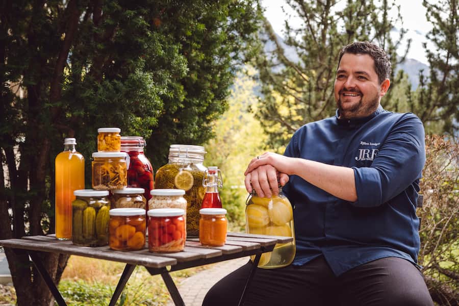 Björn Inniger ist Chef im Restaurant Alpenblick in Adelboden und Einmach-Profi. Für GM macht er Quitten ein. - Donnerstag, 17.10.19 - Copyright Olivia Pulver