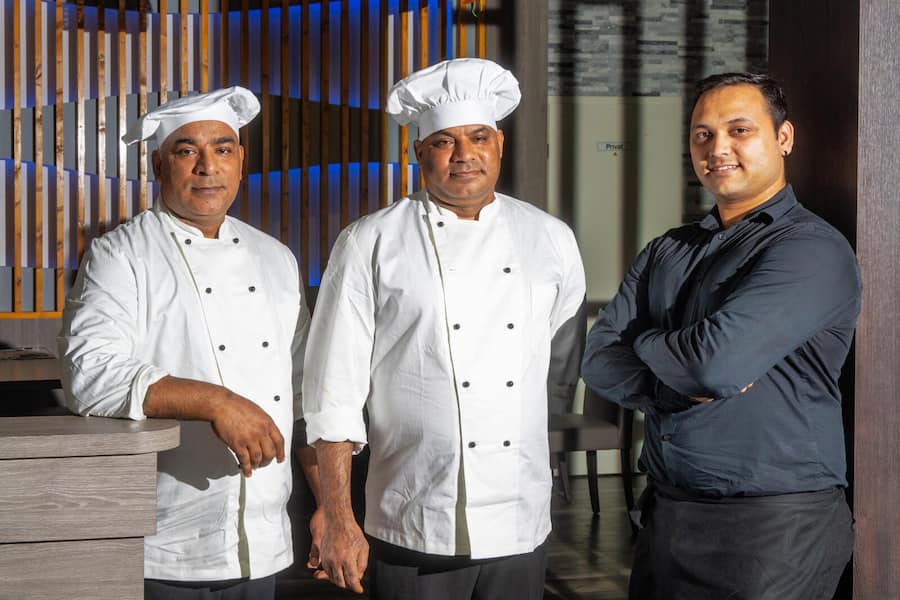 Das Restaurant Garhwal ist Family-Business: Onkel Narender ist der Tandoori-Chef, Vater Rajender der Küchenchef, Sohn Akash steht an der Front (v.l.n.r.).