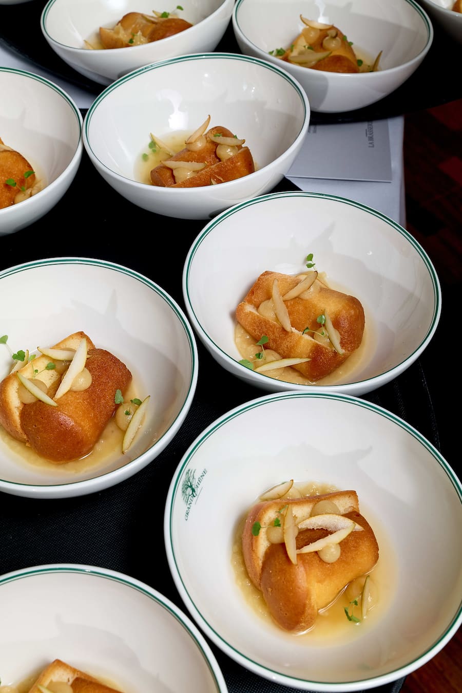 Lausanne, le 25 septembre 2025, Brasserie du Grand Chêne, ou le chef Sommelier Pierre Marie met 30 référence de chasselas en cru au verre , lors de ce lancement un menu dégustation a été proposé par le chef Guillaume Soares, avec une déclinaison dâhuitres et produits de la mer, ainsi quâun vol au vent de ris de veau au ceps, un plateau de fromage et un baba au Rhum pour le dessert © sedrik nemeth