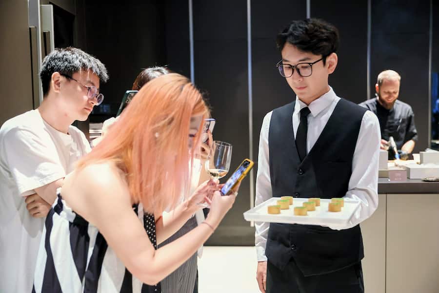 Die Canapés! Die Handys werden entzückt gezückt.