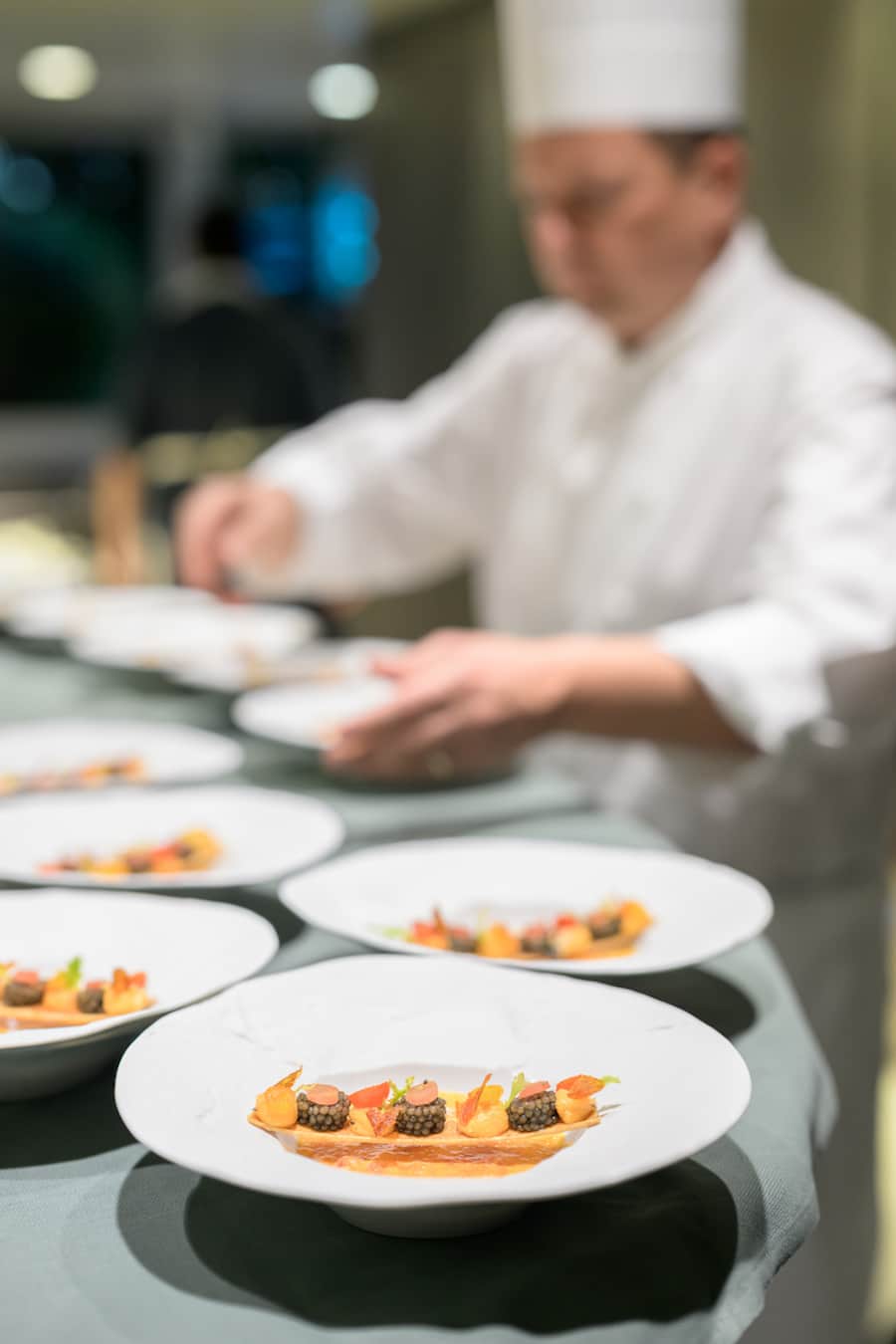 Effiloché de tourteau aux tomates du nord vaudois, tuile craquante au caviar Osciètre.