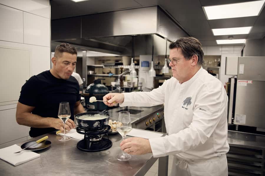 Fondue geht für Benoît Kolly & Pierrot Ayer immer – auch kurz vor dem Mittagsservice.