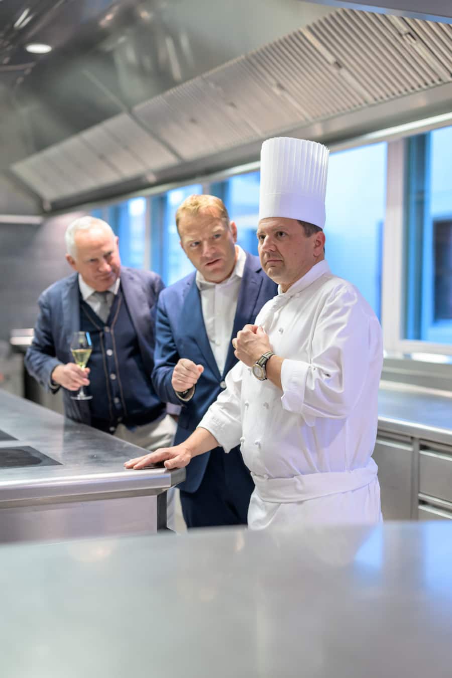 Franck Giovannini avait rangé sa cuisine pour accueillir Dominique Niederhauser, Coffee Ambassador de Nespresso Suisse (au centre) et ses invités, dont Edgard Bovier (à gauche).