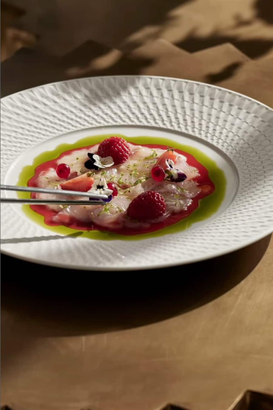 Frisches Fisch Carpaccio mit Erdbeeren und Olivenöl - alles lokal