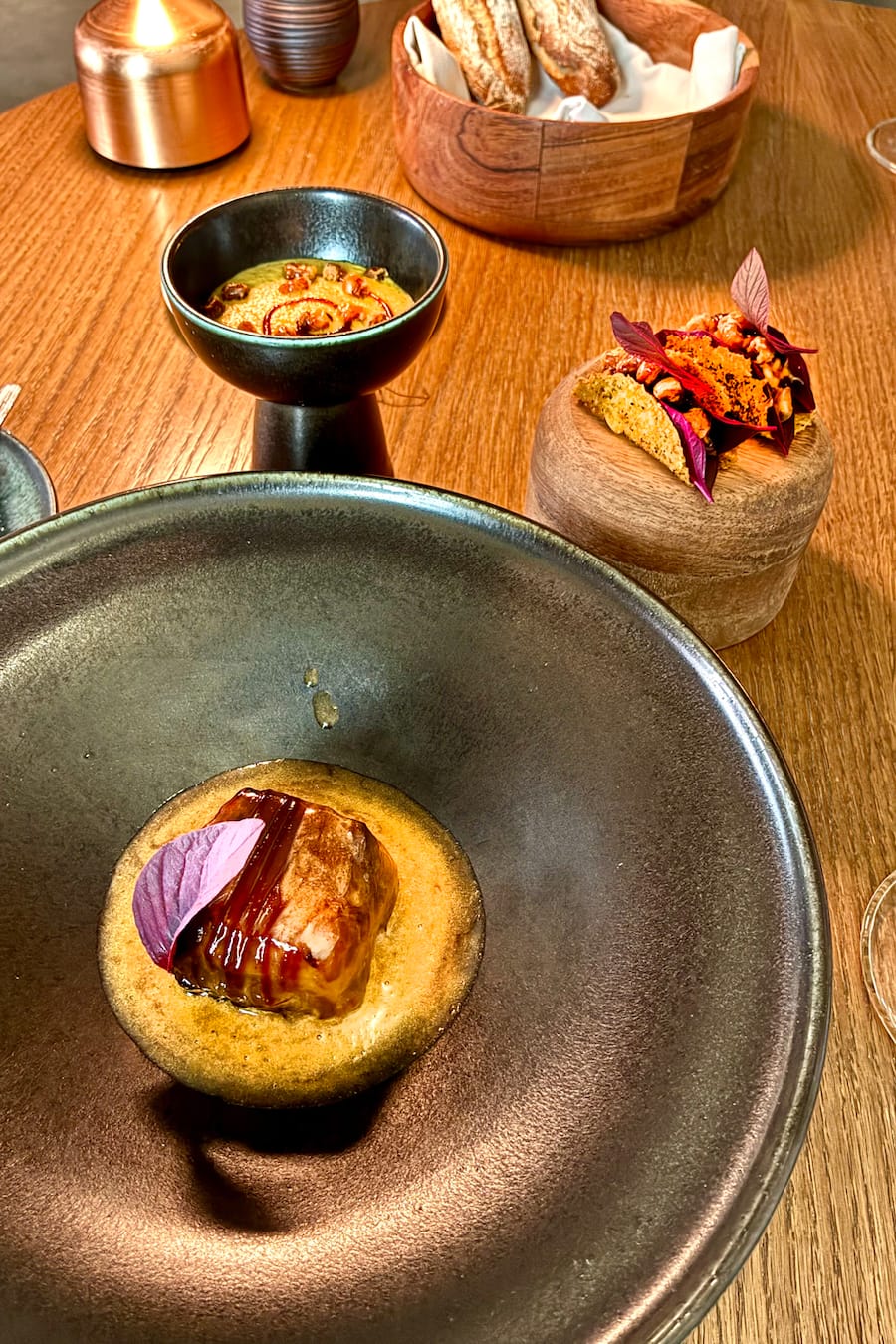 Gegrilltes Lamm, verfeinert mit der Wurzel der Nelkenwurz.