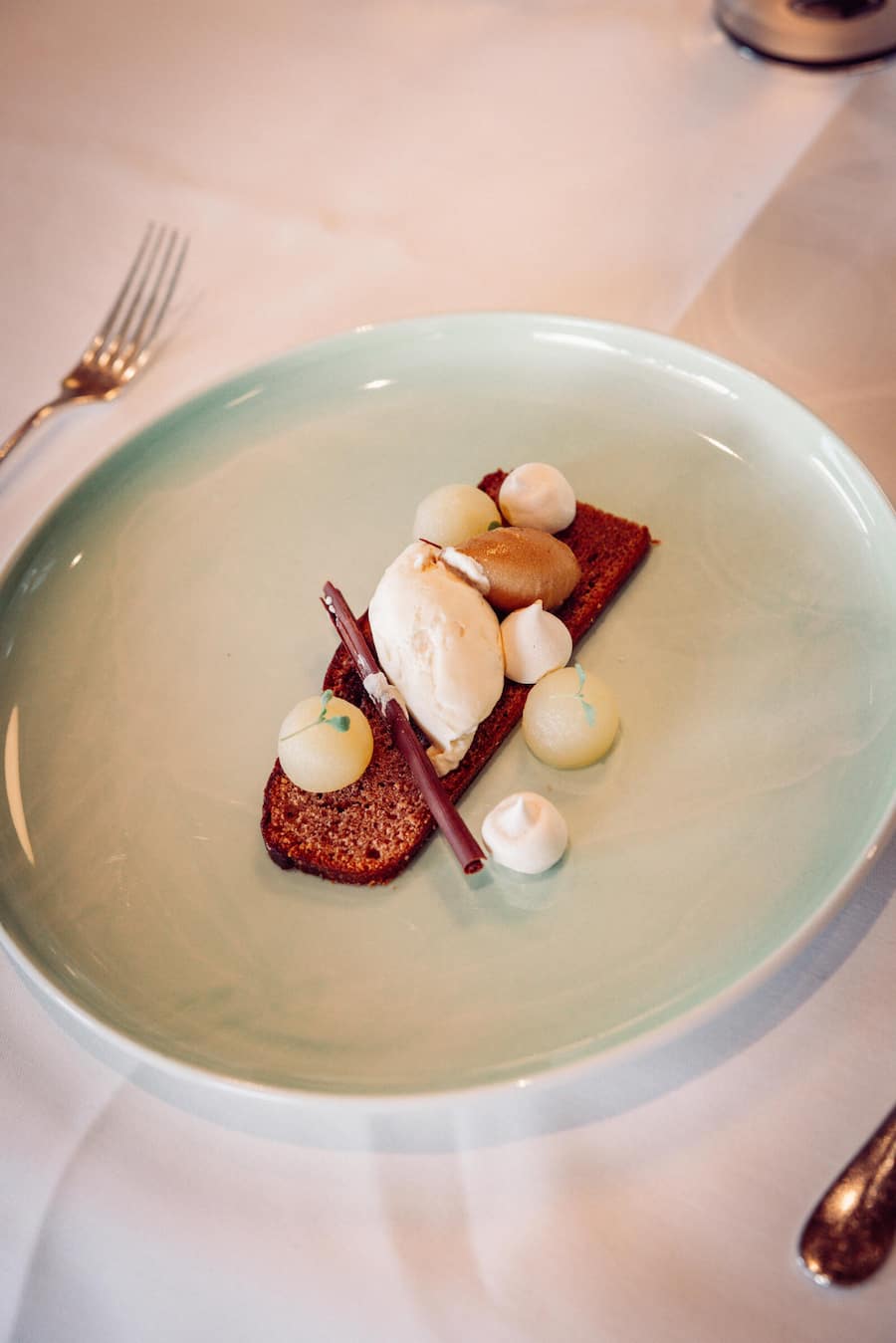 08.09.2025, Meggen LU, Restaurant Balm, Partnertreff JRE, Gericht; Lozärner Läbchueche, Kafi Träsch, Birne, Meringues (Pony Sigigen) (photo by Remy Steiner for Gault Millau)