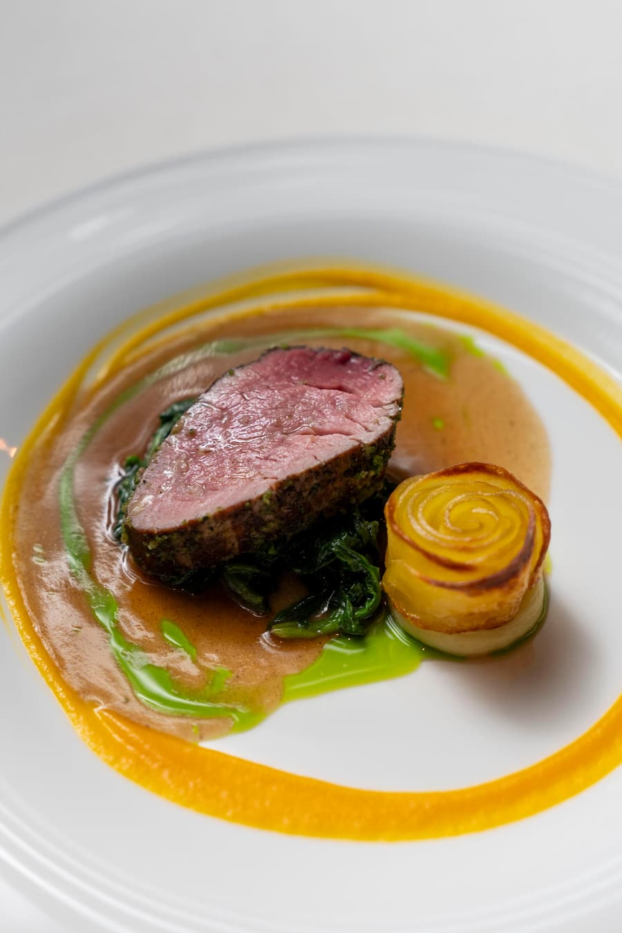 10.09.2025; Zürich: GMC - Cornèrcard Kochkurs bei Antonio Colaianni im Restaurant Freilager; Kalbsfilet am Stück mit Kräuterbrösmel, Kartoffelrose und Blattspinat mit Pinienkernen. © Valeriano Di Domenico